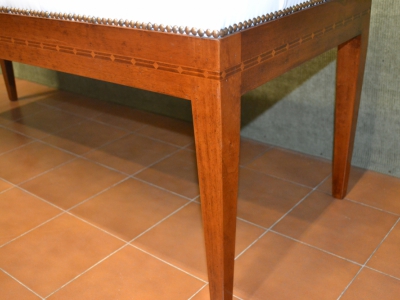 Panchetta scendiletto in legno di noce con filetto rivestita in pelle capitonn&egrave; ART PAN 06 - foto 2