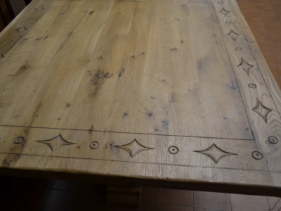 Tavolo in legno di rovere massello spazzolato con incisioni eseguite a mano, gamba modello "Balaustra" ART TAV 11 - foto 1