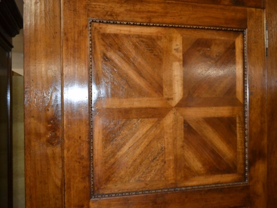 Armadio a 1 anta  in legno di noce massello e pannelli antichi con intarsi ART ARM 06 - foto 2