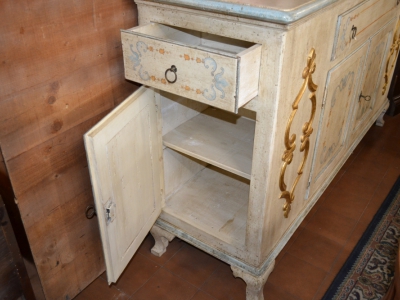 Credenza  4 ante e 3 cassetti in legno di abete antico massello laccata a mano  con fregi  intagliati a mano ART CRED 4P-04 - foto 2