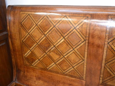 Double bed with inlays and cubes patterned decoration - foto 1