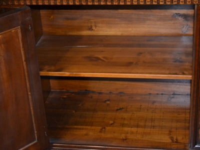 Libreria modello" Bassano" a 2 ante in legno di noce massello con intarsi e filetti sui pannelli delle ante e sui pilastri laterali ART  LIB 18 - foto 3
