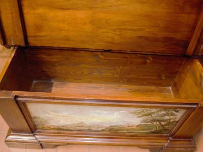 Cassapanca  realizzata in legno di noce massello con pannello anteriore laccato a mano e coperchio apribile    art CAS 45 - foto 3