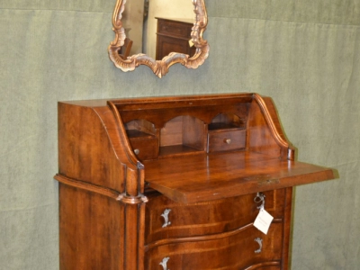 Shaped bureau in 18th century style. - foto 1