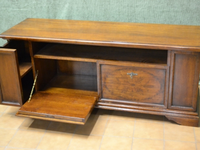Cassapanca porta tv  realizzata in legno di noce con 2 ribalte apribile con intarsio e 2 cassetti estraibili porta CD ART CAS 08 - foto 1