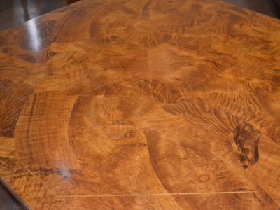 Octagonal table in chestnut briar wood with fillet and central leg in solid walnut wood ART TAV OTT 01 - foto 1