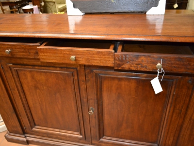 Credenza in stile Toscano  in legno di noce massello con 2 ante e 3 cassetti ART CRED 2P-15 - foto 2