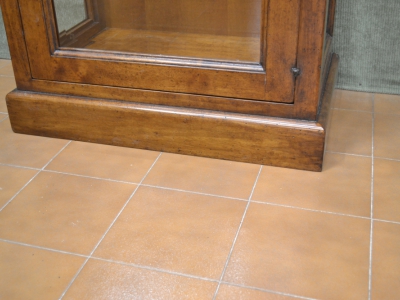 Showcase-silversmith-crystal in solid walnut wood with 1 door with glass and onion legs ART VETR 10 - foto 4