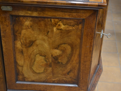 Chest of drawers with shaped front in walnut wood and walnut briar with 2 doors and 2 drawers ART COM 39 - foto 5