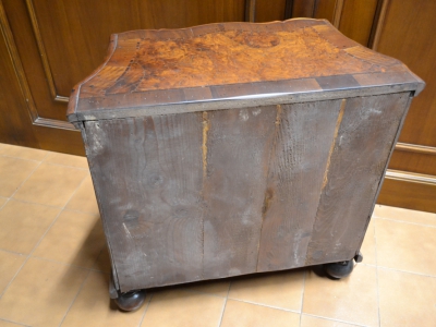 Coppia di comodini con frontale sagomato costruiti  in legno di  radica di castagno e gambe a cipolla ART COM 59 - foto 3