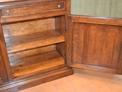 Credenza in legno di noce massello con 2 ante con pannelli in legno antico intarsiato e 2 cassetti ART CRED 2P-32 - foto 2