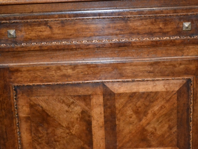 Credenza in legno di noce massello con 2 ante con pannelli in legno antico intarsiato e 2 cassetti ART CRED 2P-32 - foto 1