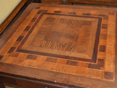 Tavolo allungabile in legno di noce e piano lastronato con intarsi e cassetto, gambe a sciabola in stile " Asolano" ART TAV 10 - foto 1