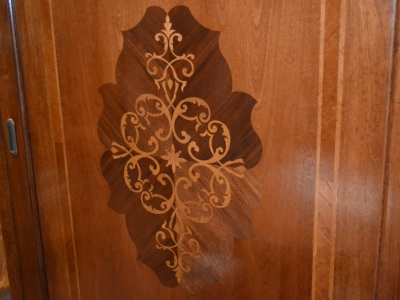Wardrobe with 2 sliding doors made of solid linden wood and walnut veneered wood with inlay on the door panels.ART ARM 37 - foto 4