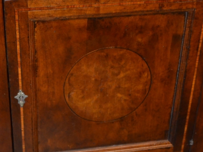 Libreria con gambe a sciabola con vano a giorno in legno di noce massello con intarsi e filetti ART LIB 09 - foto 1