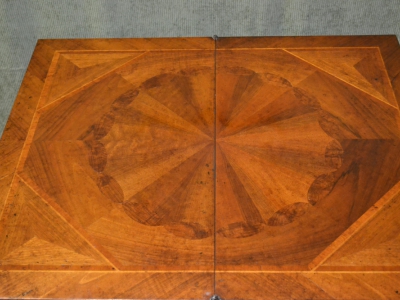 Tavolino da gioco apribile in legno di noce lastronato con gambe in stile "Luigi XVI" art. INGR 44 - foto 2