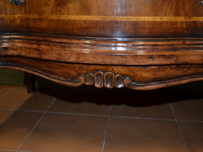 Comoncino con frontale sagomato in legno di noce lastronato con filetti  2 cassetti  e gambe in stile 700 INGR 27 - foto 4