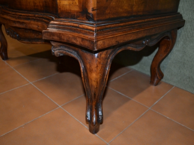 Comoncino con frontale sagomato in legno di noce lastronato con filetti  2 cassetti  e gambe in stile 700 INGR 27 - foto 5