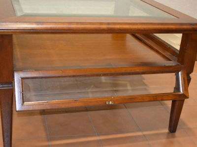 Tavolino quadrato modello "Bacheca" in legno di noce massello con 2 ribalte apribili e piano in vetro con gambe modello "Luigi XVI" ART T.57 - foto 1