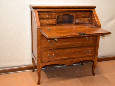 Bureau realizzato  in legno di noce nazionale massello con gambe a  sciabola ART BUR 23 - foto 1