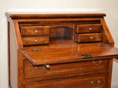 Bureau realizzato  in legno di noce nazionale massello con gambe a  sciabola ART BUR 23 - foto 2