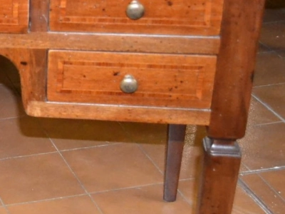 Scrivania-scrittoio realizzato in legno di noce massello con gambe in stile "Luigi XVI" ART SCR 15 - foto 1