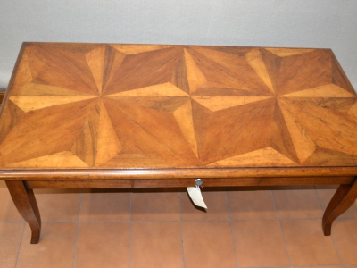 Tavolino rettangolare da salotto in legno di noce massello con piano lastronato in vari legni antichi, con 1 cassetto e gambe a sciabola  ART T.60 - foto 1