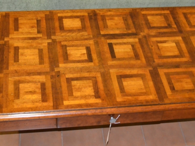 Tavolino modello "Stecchette" in legno di noce lastronato con gambe a sciabola , 1 cassetto e piano intarsiato  ART. T. 11 - foto 1