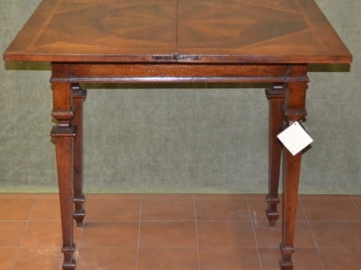 Tavolino da gioco apribile a libro in legno di noce massello con piano lastronato con vaie tipologie di legni e filetti e gambe in stile " Luigi XVI" ART T33 - foto 2