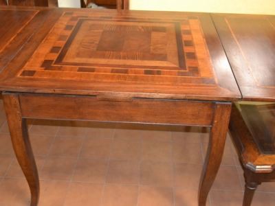 Tavolo allungabile in legno di noce e piano lastronato con intarsi e cassetto, gambe a sciabola in stile " Asolano" ART TAV 10 - foto 3