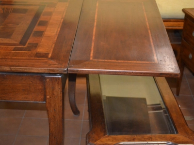 Tavolo allungabile in legno di noce e piano lastronato con intarsi e cassetto, gambe a sciabola in stile " Asolano" ART TAV 10 - foto 2