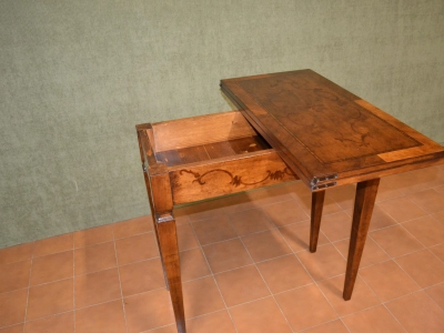 Tavolino da gioco apribile con intarsi e gambe in stile Luigi XVI ART TAV 79 - foto 9